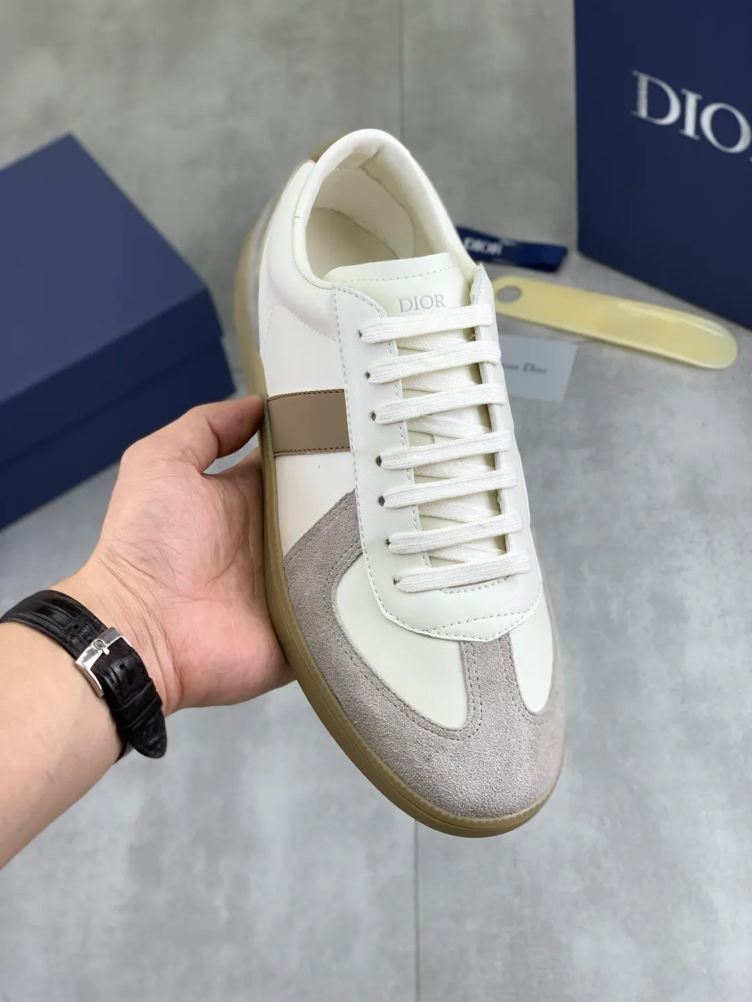 Men's shoes 💰P360 New Dior B01 moral training shoes, white first-layer cowhide, original molded outsole. New to the fall collection, this sneaker marks the return of a Dior classic, reinterpreted in a stylish and elegant silhouette. Crafted from white smooth first-grain cowhide with a tonal silk sheepskin lining, it features the Dior logo on the tongue and inner sides, and a CD icon on the heel. Paired with Tpu anti-slip soles of the same color, it can be matched with various styles to create a sophisticated look.  Code number: 38-44